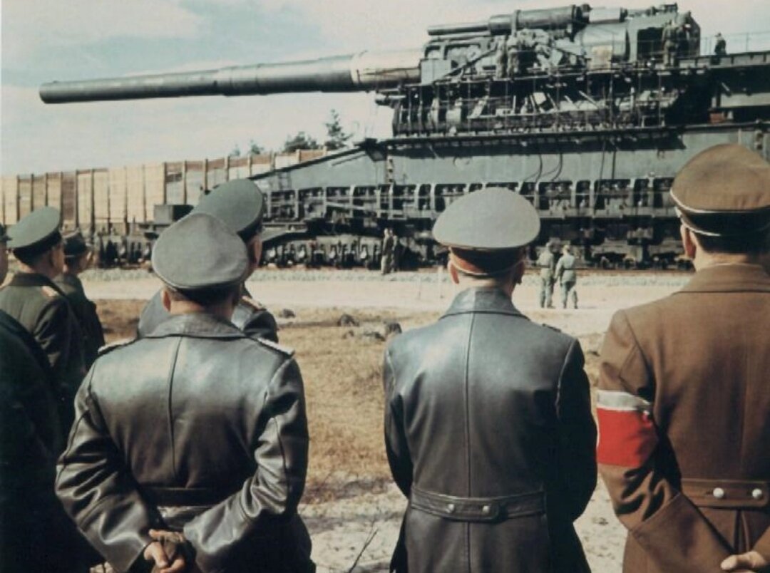 Ещё один проект — 1500 тонный «Монстр» длиной 42 метра. В полтора раза массивней «Крысы». Экипаж — более сотни человек. Фактически — это самоходная артиллерийская установка (САУ) с главным орудием калибра 807 мм, стреляющим 7-тонными снарядами. Снаряды должны были подвозиться на грузовиках и подаваться «на борт» подъёмными кранами. Ещё из вооружения: две 150-мм гаубицы, и конечно много-много пулемётов.