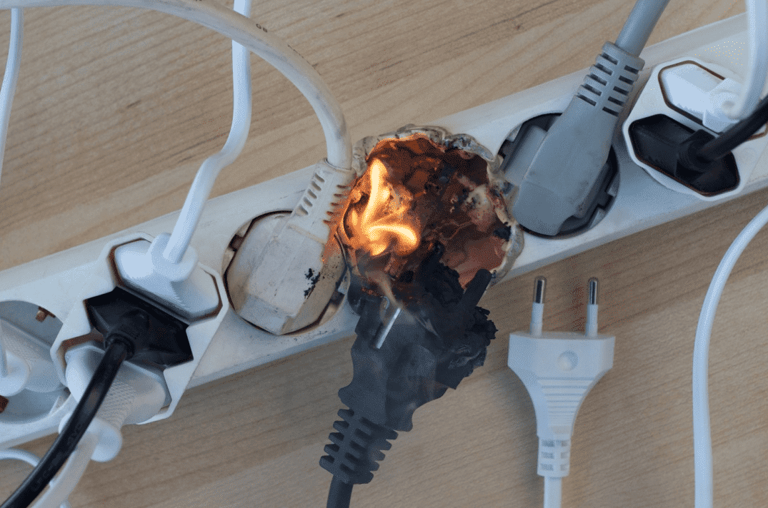 Чрезмерная нагрузка на пилот привела к плавке и возгоранию прибора.