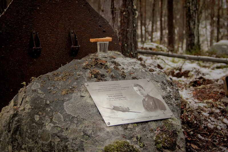 Памятная табличка на камне на месте гибели Филиппова С.Д. установлена 05.10.2019 г.  (фото - Э. Миронов)