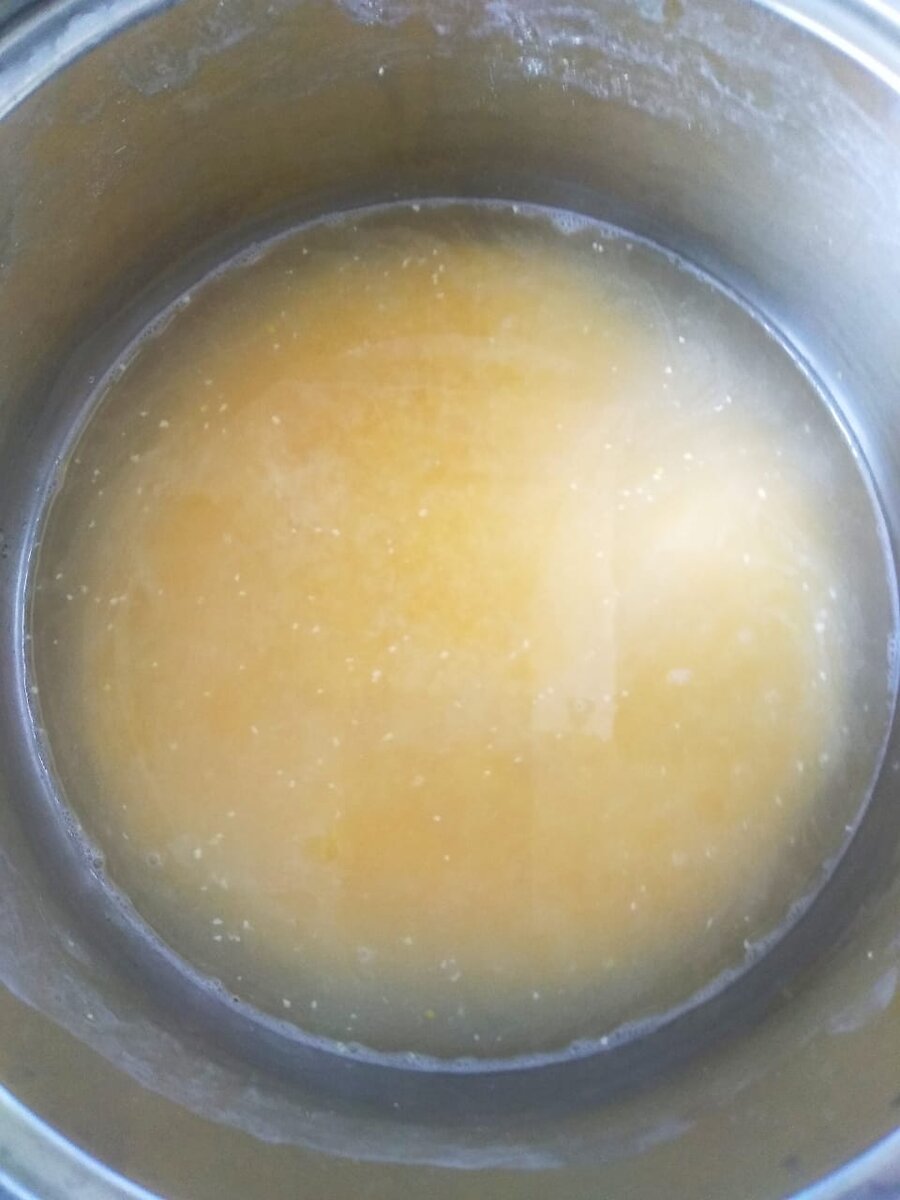 Кукурузную крупу начинаем разваривать в воде, потом добавляем молоко.