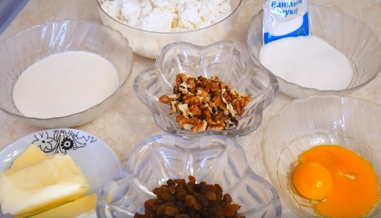 1. Творог смешиваем с ванильным сахаром и перебиваем погружным блендером до однородного состояния.