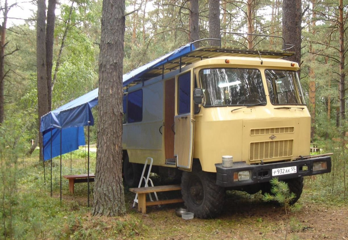 Выглядит интересно. Видно, что к старой машине очень хорошо приложили руку. Фото с сайта Авито.ру.