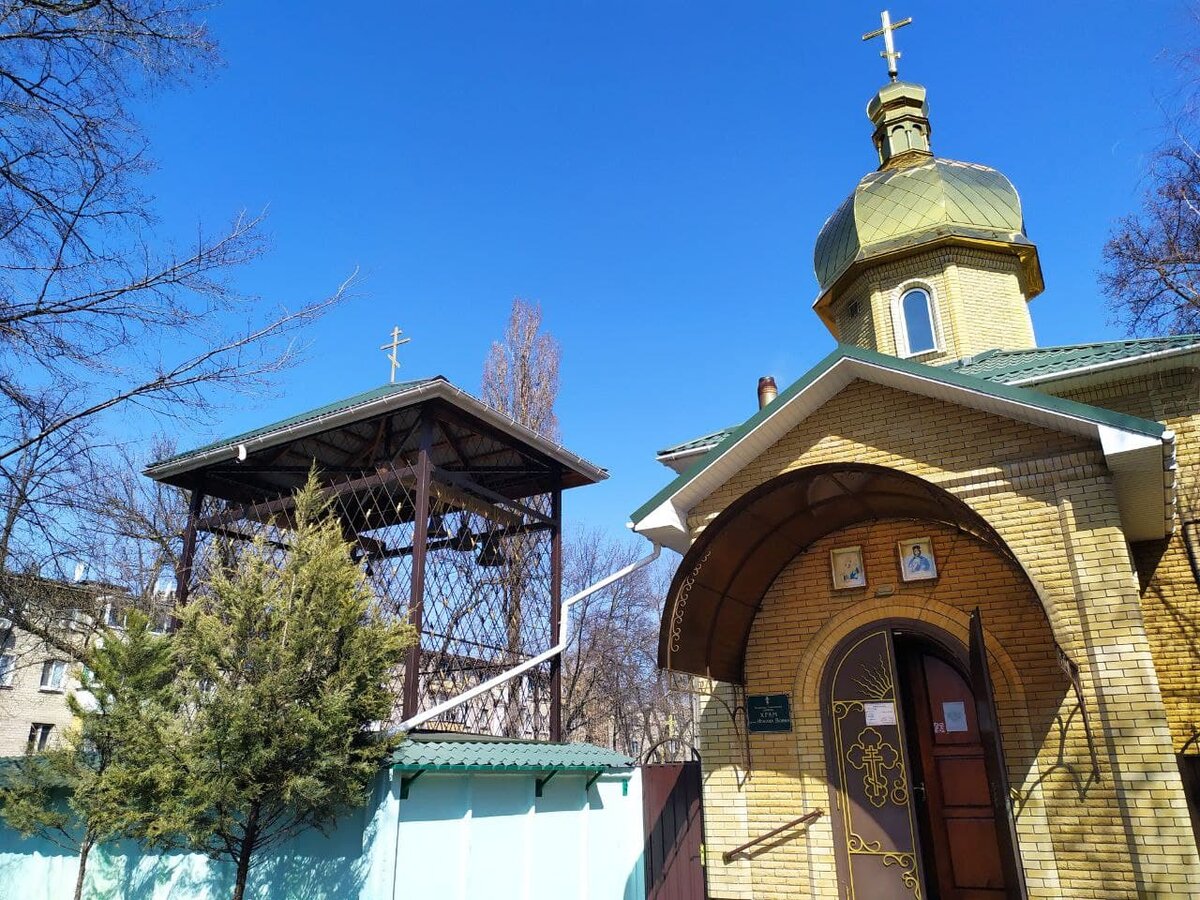 Церковь и звонница при ней