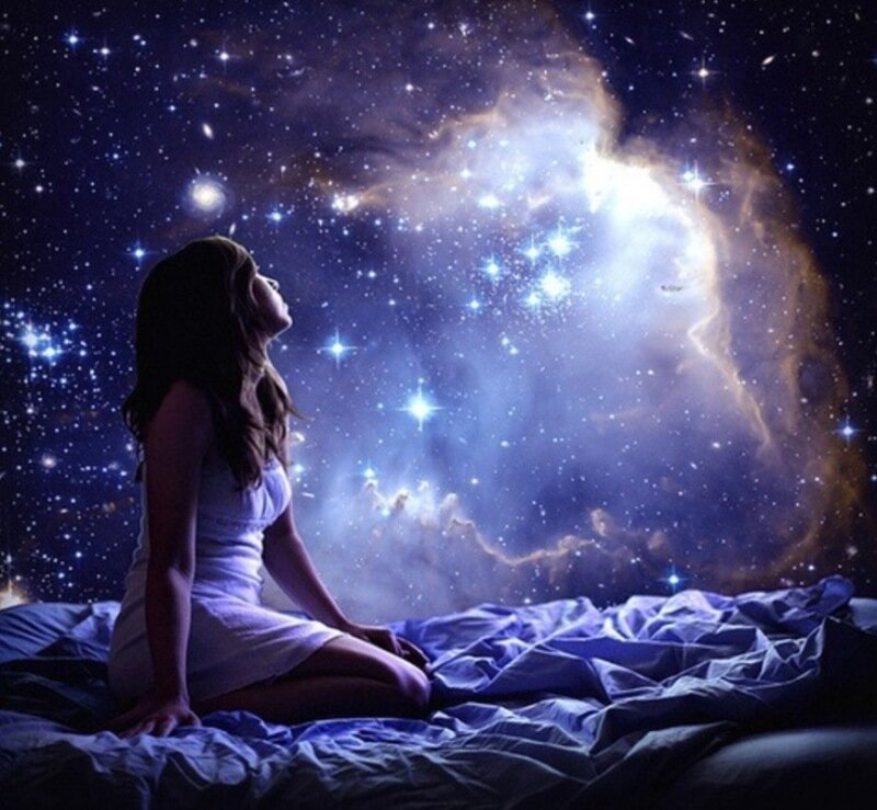 Пусть тысячи звёзд Над тобою сияют Пусть тысячи звёзд Охраняют твой сон 
Чтоб ты отдыхала И сил набиралась
А с неба тебя Охранял чтобы Он

Тебя я желаю чарующий ночи 
Чтоб сны тебе снились из сказок и мечт
Чтоб ты наслаждалась и сил набиралась
Для новых возвышенных радостных встреч

Пусть снится тебе будто ты королева
И пышным и ярким тут будет твой бал
Чтоб тихо в кроватке своей улыбалась
Себе представляя как я бы обнял 

Пусть снятся тебе наши первые встречи
Моменты что радость в душе берегут 
Спокойной тебе и чарующей ночи 
Уж звёзды зажглись и все ангелы ждут