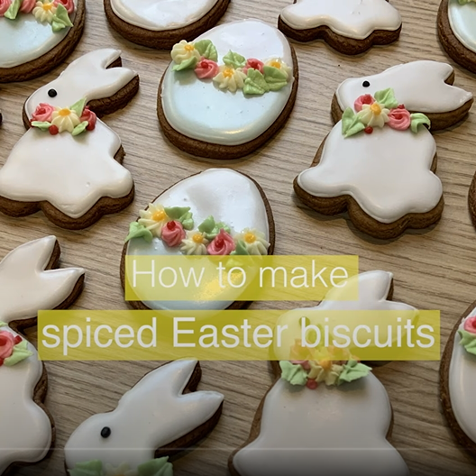 Готовые печенья. Фото: скрин видео Royal Easter Biscuits Recipe