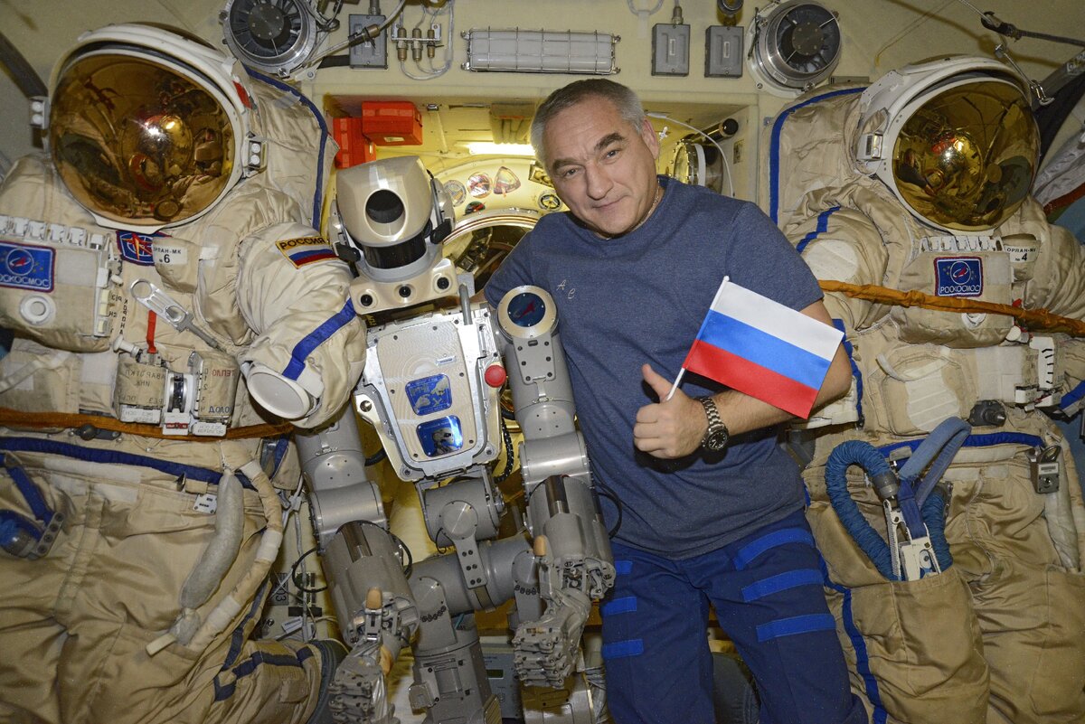 Какой космонавт провел в космосе. Робот Skybot-850 на МКС. Космонавт Роскосмос.