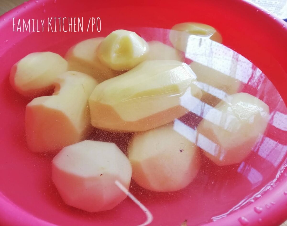 1. Картофель очищаем, промываем и выкладываем в кастрюлю.