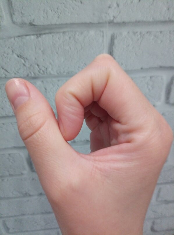 Указательный палец сбоку, так нагляднее