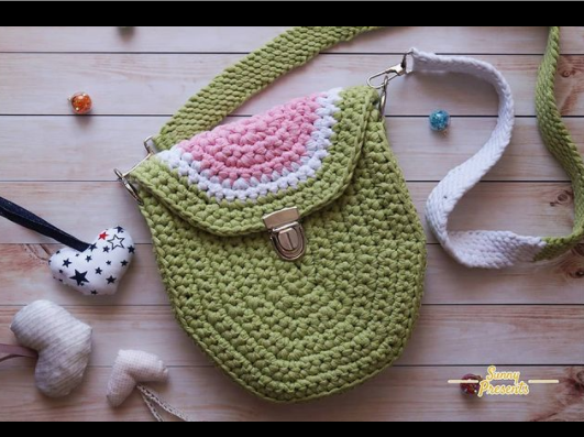 Автор @sunny.presents 
Сумочка выполнена из ленточной пряжи с подкладкой с использованием металлического замка, карабинов цвета «Серебро» Размер: 21*20 см