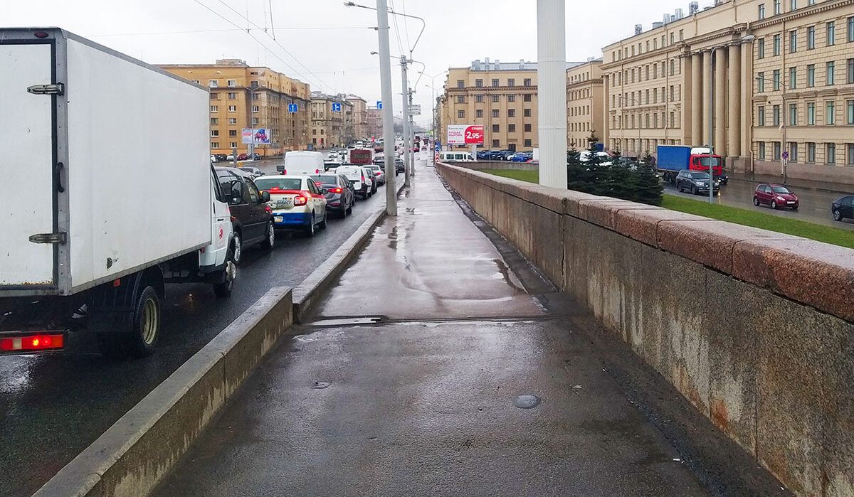 Широкий, свободный тротуар, людей нет. А рядом загруженная проезжая часть... фото автора.