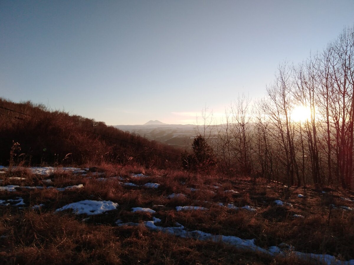 Кисловодский курортный парк, на горизонте видна г. Эльбрус. Фото автора 