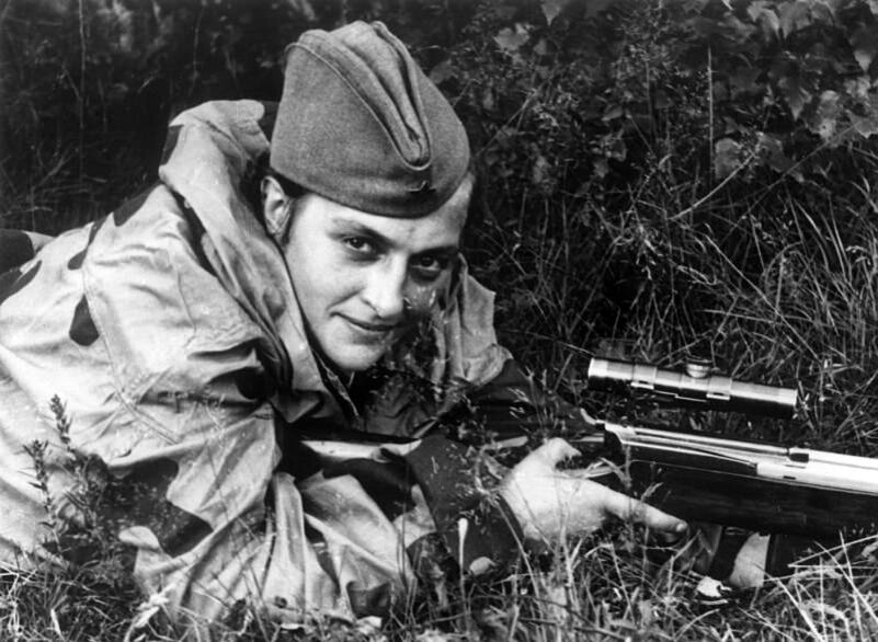 Людмила Павлюченко. Источник фото: https://klimbim2014.files.wordpress.com/2015/04/lyudmila-pavlichenko-ww2-soviet-sniper-bw.jpg