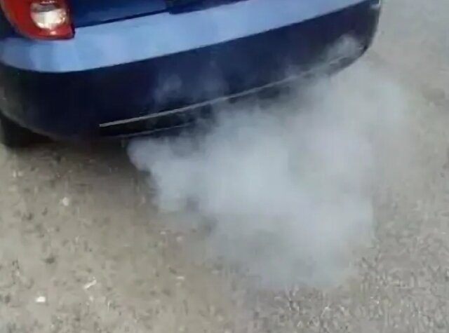 Машина дым масла. Выхлоп машины. Жидкость для дым машины с запахом. Выхлопные газы автомобилей. Синий дым из выхлопной трубы.