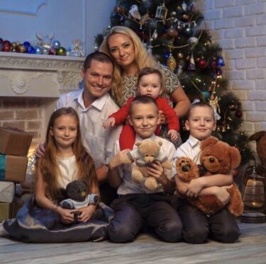 Мальков с женой и детьми, до встречи с Настей. Фото с интернета.