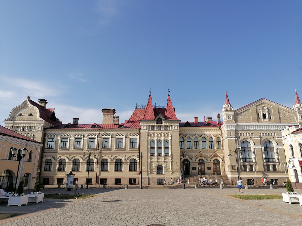 Великолепное здание Хлебной биржи- нынешний краеведческий музей.