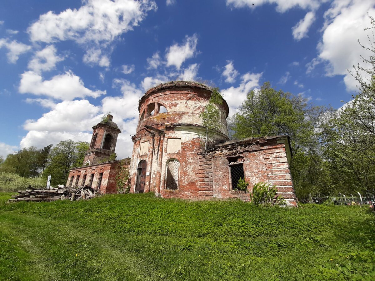 Село Троицкое заброшенная деревянная Церковь