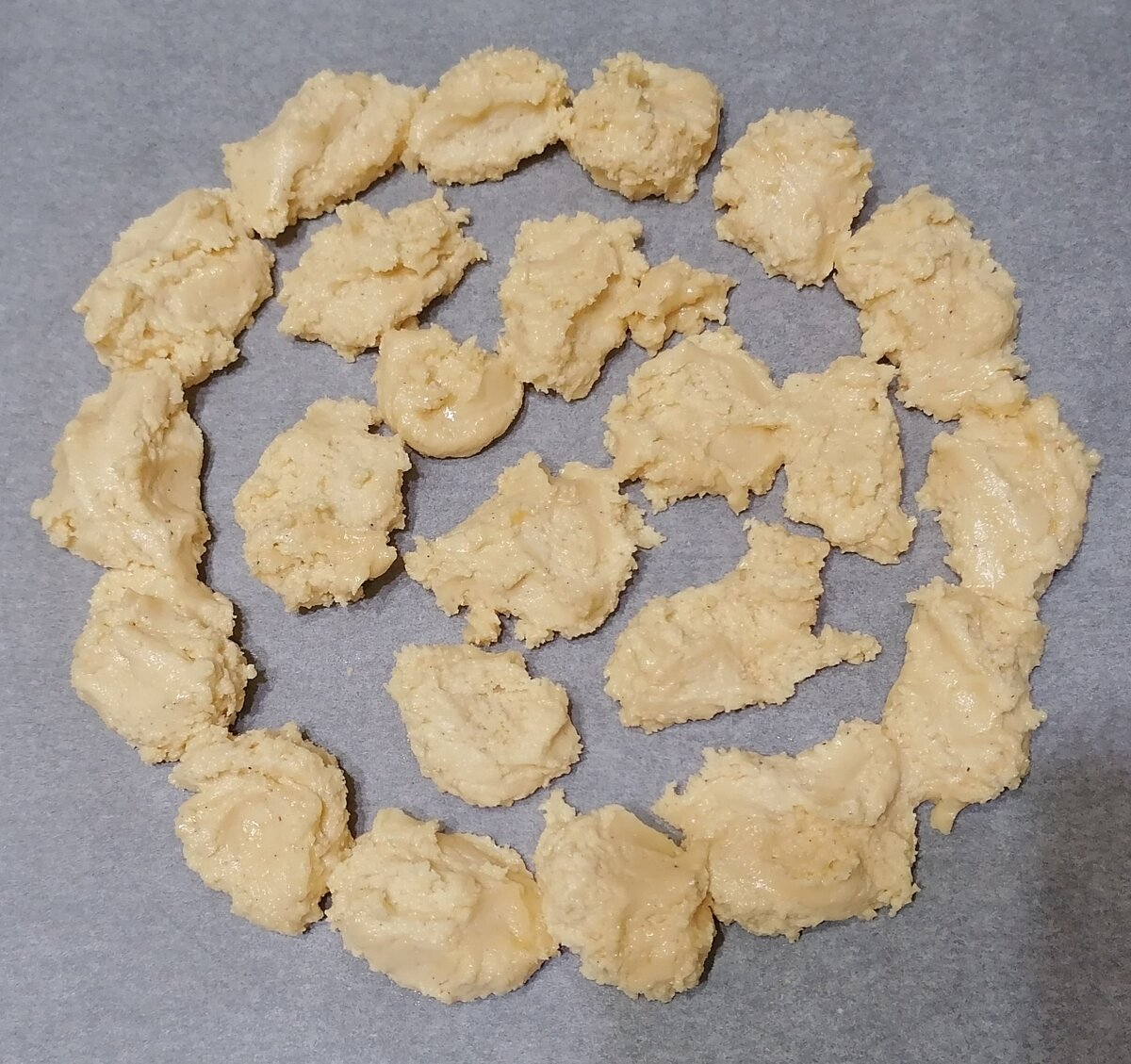 Тесто, выложенное на пергамент для выпечки, на котором обведён контур дна разъёмной формы. Фото автора