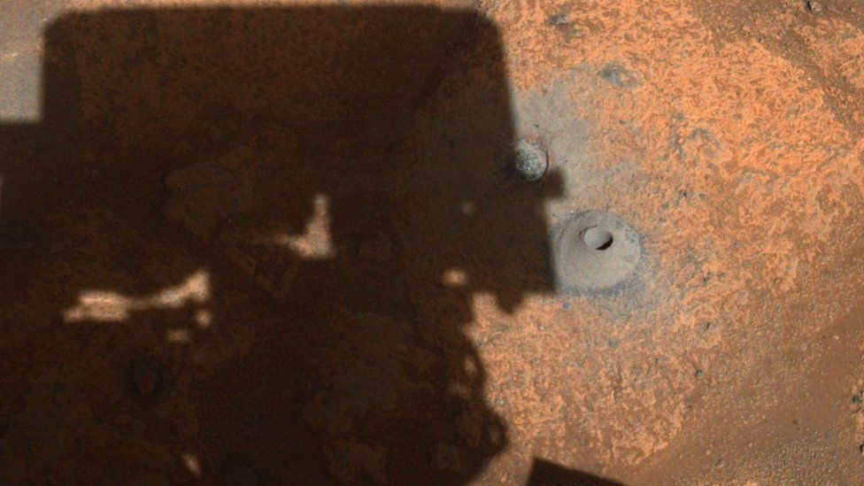Операция по сбору каменной глубинной породы. Источник изображения: NASA
