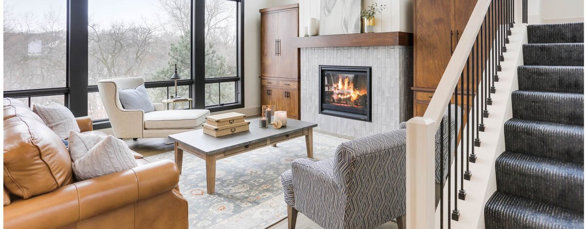 Камин облицован плиткой "метро", уложенной в виде вертикальной кирпичной кладки.