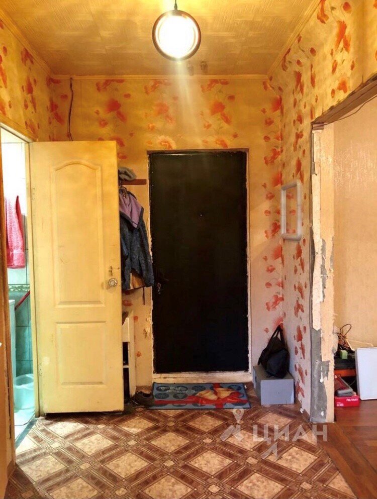 Прихожая. Двери были только в санузлы, остальные проемы не оформлены ничем