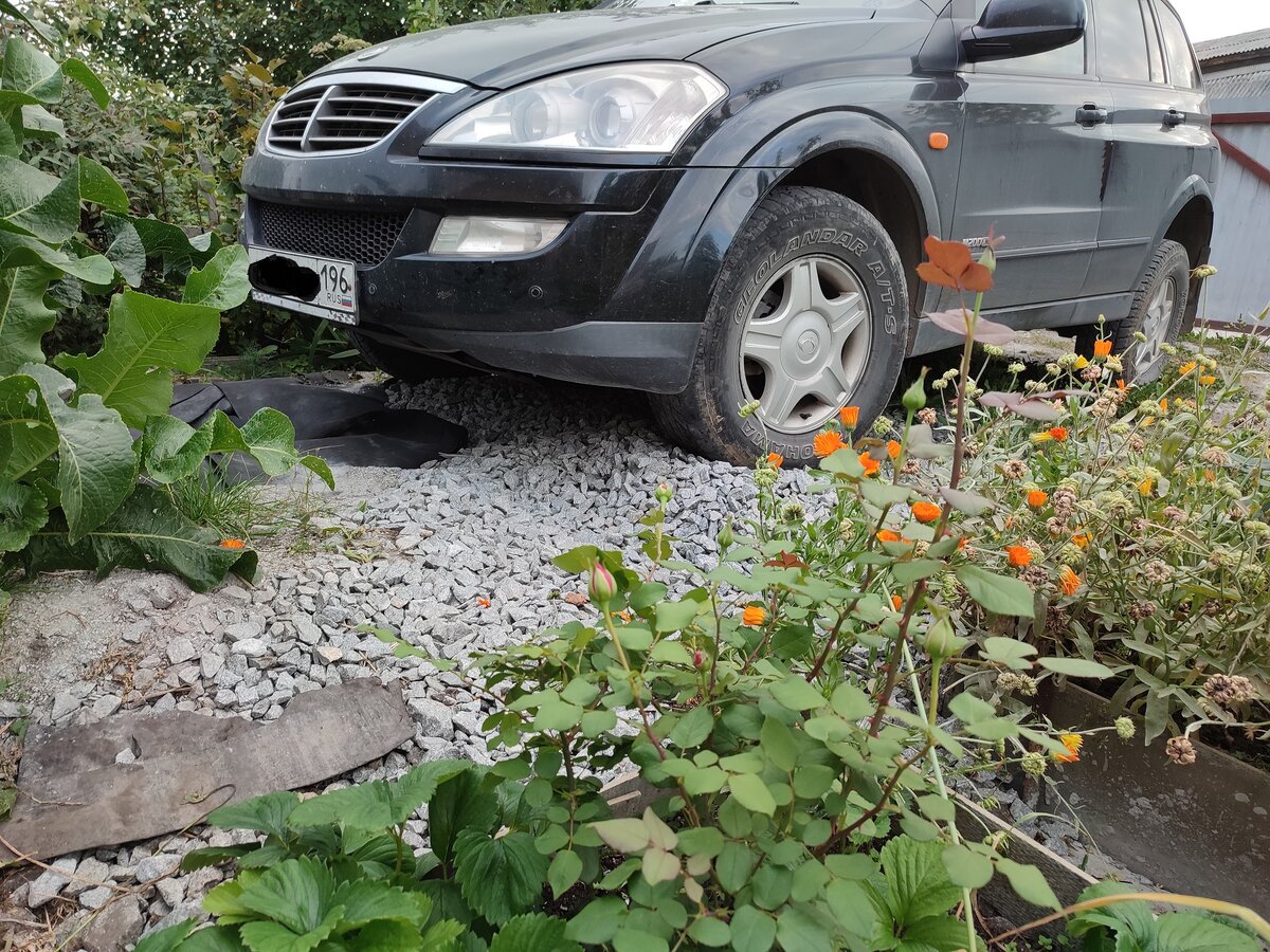 Загнал машину на щебенку.