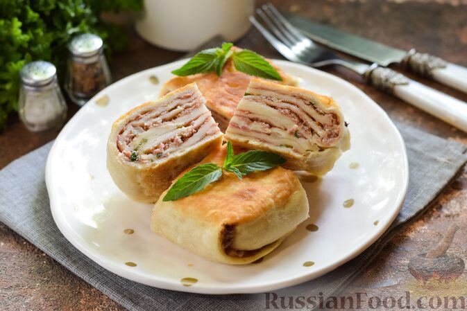 мука, фарш мясной, яйцо, лук репчатый, лук зелёный, корень имбиря, соус соевый, масло кунжутное, масло растительное, семена кориандра, перец душистый горошком, перец чёрный горошком, паприка молотая, соль