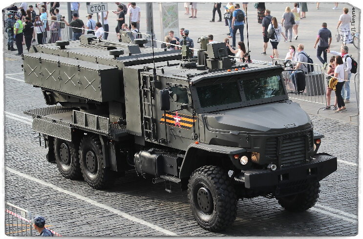 Источник: glav.su. Встречайте, ТОС-2 "Тосочка". Выполнена на базе бронированного Урал-63706, по другому "Торнадо-У". Экипаж всего 3 человека. 