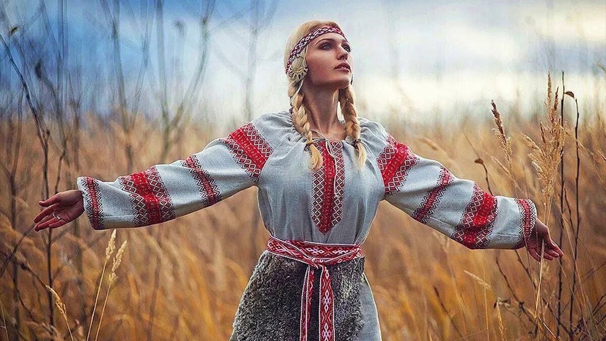 Дарья Лефлер в образе славянки. Велеслава фото. Древнерусский человек. Девушка в поле с раскинутыми руками в народном костюме.