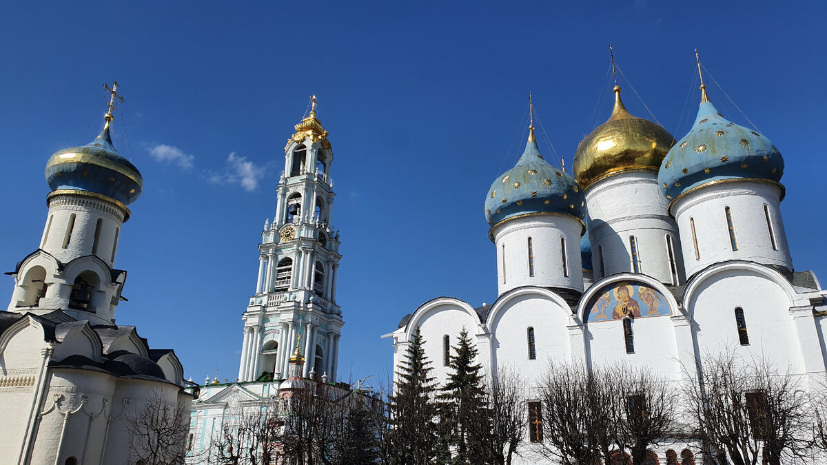 вот они, слева на право: Духовская церковь, колокольня, Успенский собор