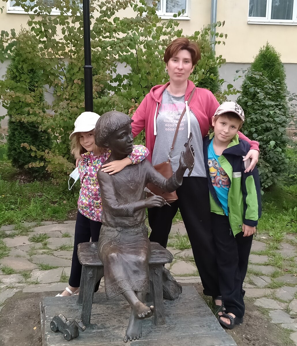 Старшая за кадром - она фотографирует.