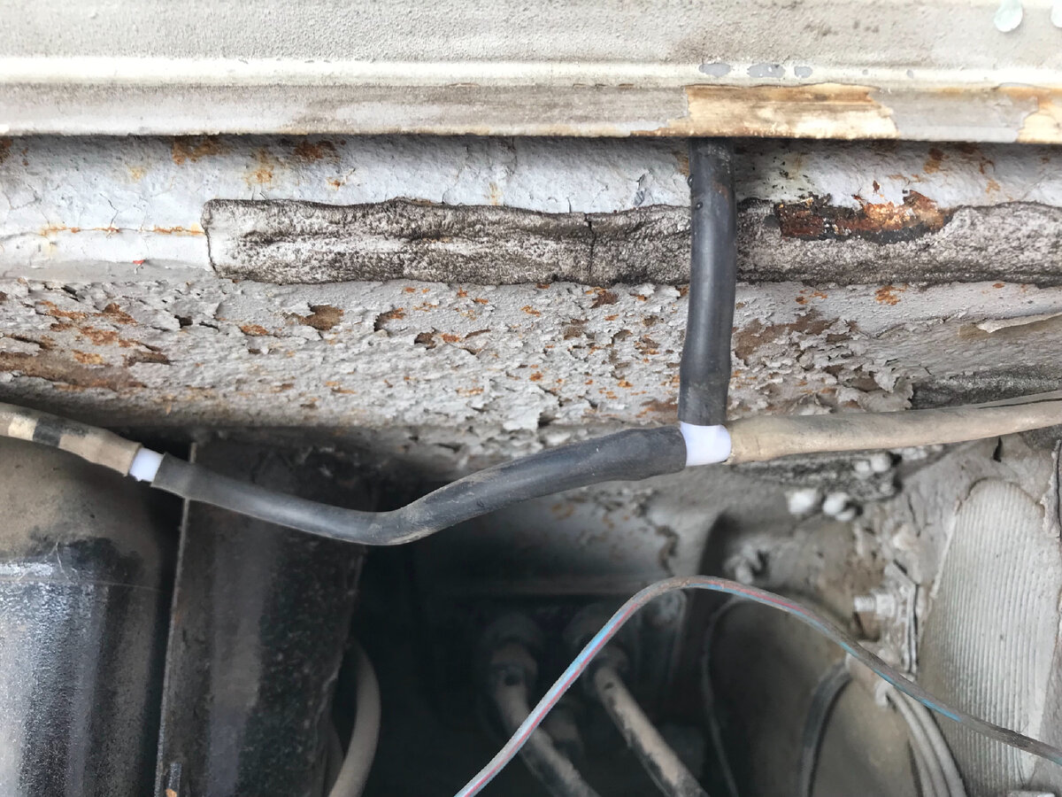 Соединяем шланги между собой и подключаем к насосу омывателя. Фото Тищенко Василий.