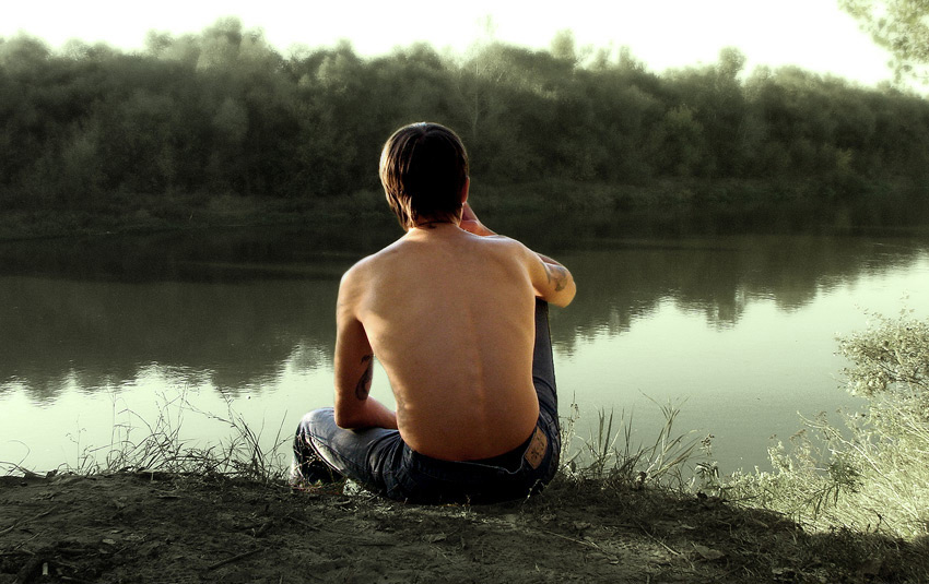 Найди одинокого мужчину. Мужчина на берегу реки. Парни на реке. Человек сидит на берегу реки. Парень на берегу.