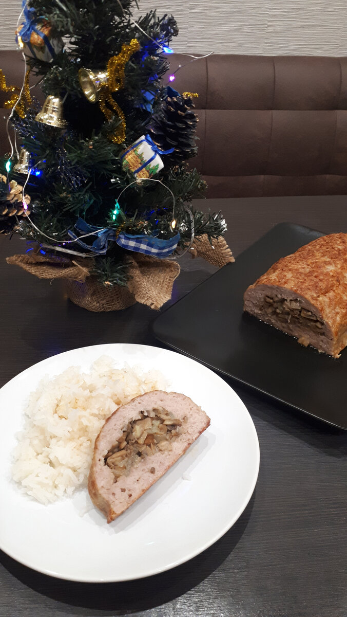 Мясной рулет на горячее в новогоднюю ночь.