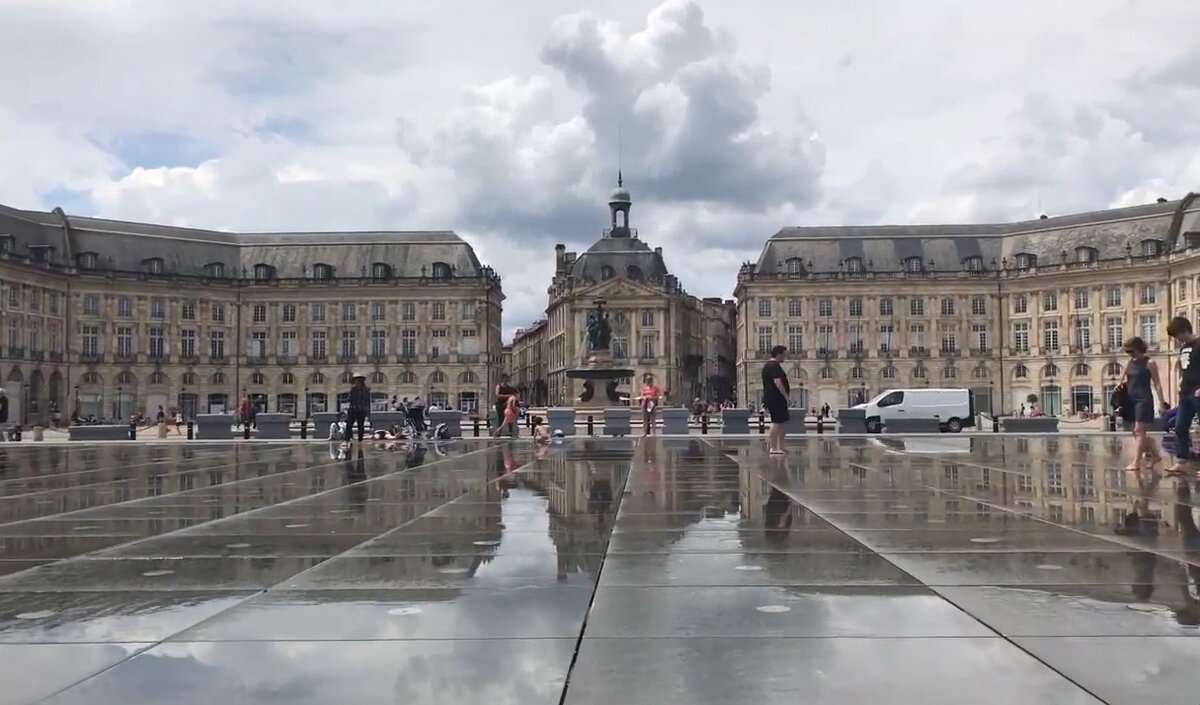 Площадь с фонтаном "Водное зеркало"