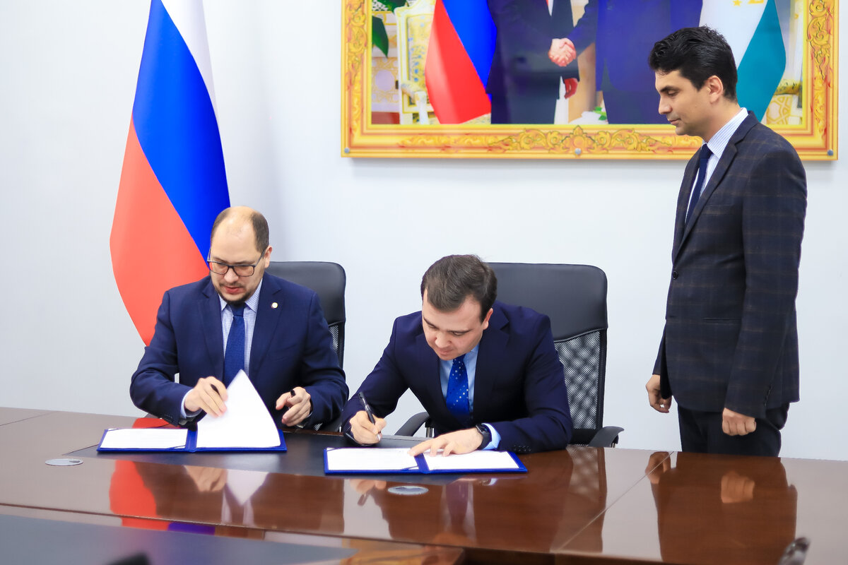 Исполнительный директор филиала Московского государственного университета имени М.В. Ломоносова в г. Душанбе Рустам ГАНИЕВ и исполнительный директор компании «МегаФон Таджикистан» Анатолий ИЗЮМНИКОВ.