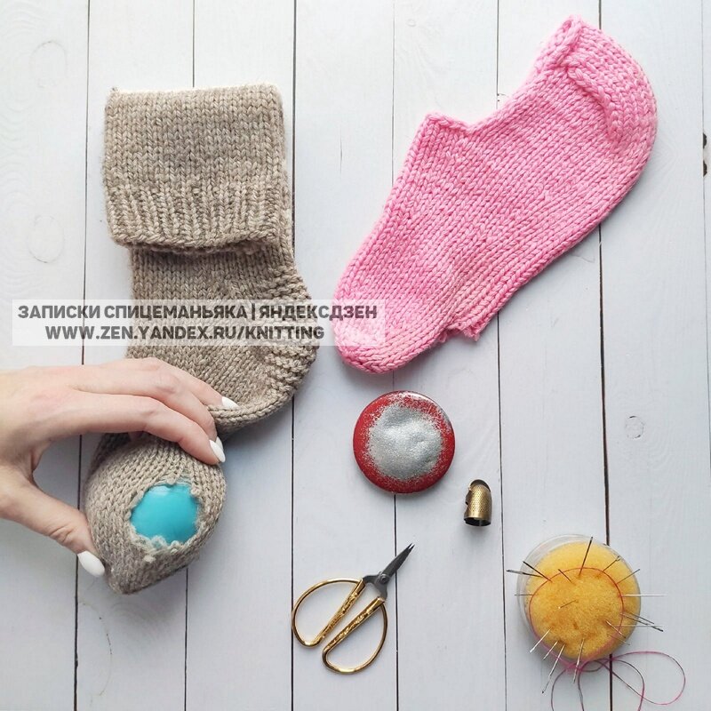 Дырявые носки. Штопки-"грибочки" (красная и и синяя - от бабушек)