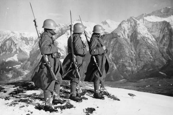 Швейцарский пограничный патруль охраняет рубежи нейтральной страны, снимок сделан 3 ноября 1939 года. 