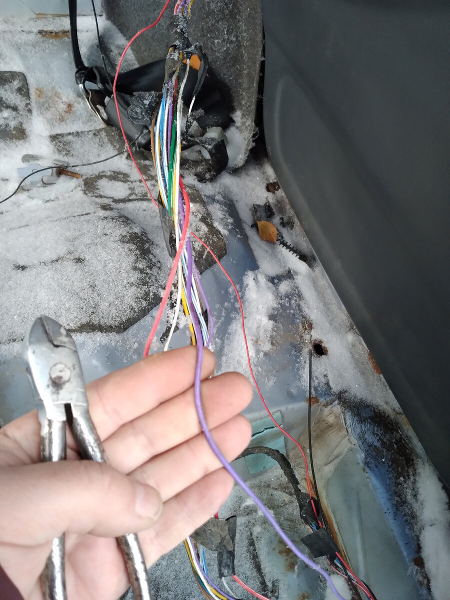 Сиреневый провод на подогрев заднего стекла.