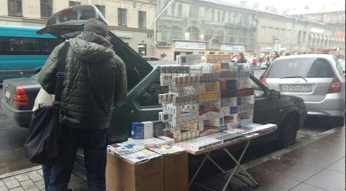 Можно торговать сигаретами. Сигареты на рынке. Уличная торговля сигаретами. Продают сигареты на рынке. Окурки продавали банками.