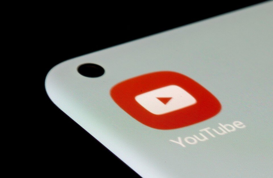     В Роскомнадзоре думают о применении экономических ограничений против YouTube из-за RT  REUTERS