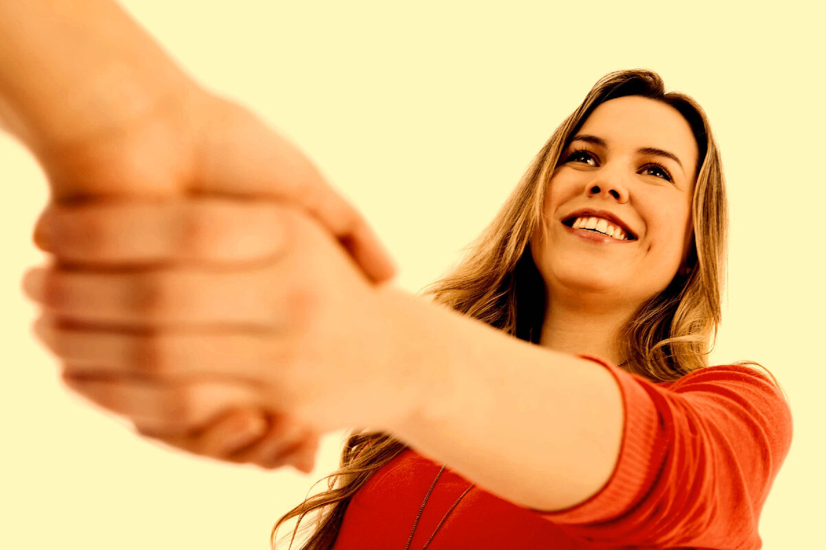 Помогу молодой девушке. Помогу молодой девушке. Девушка помогает. Помогу молодой девушке. Кому нужна помощь.