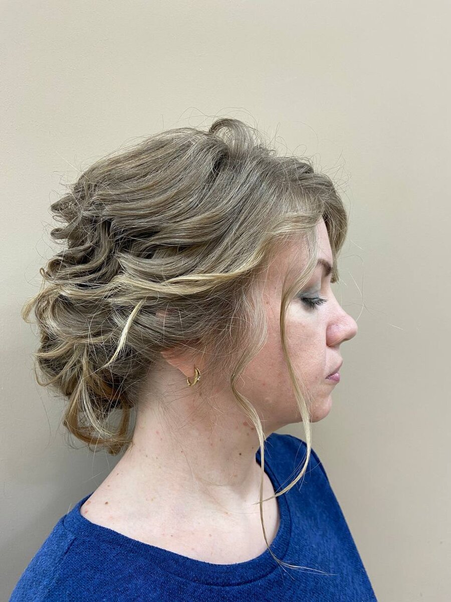 Легкий пучок из локонов