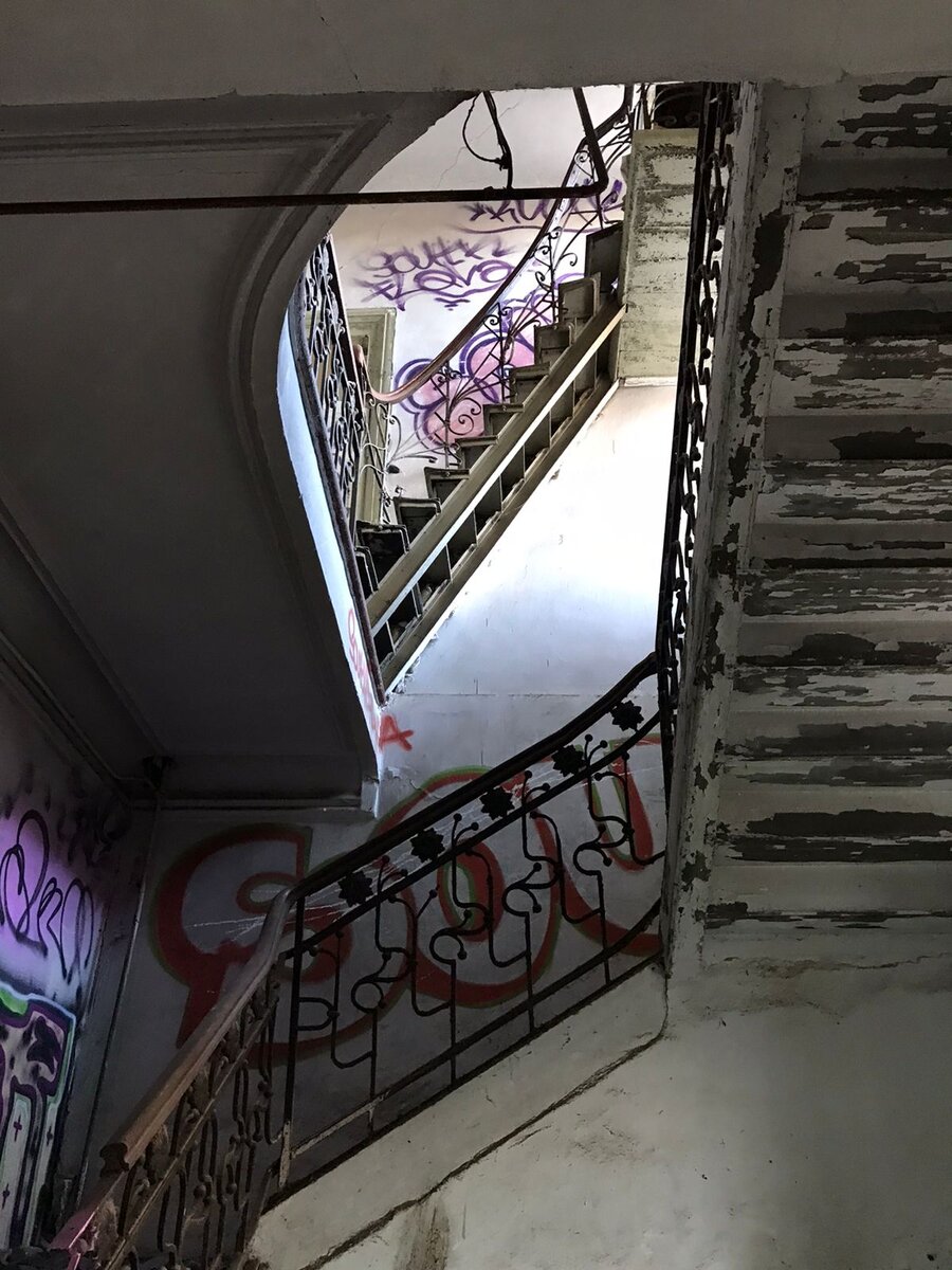 Лестницы внутри здания.