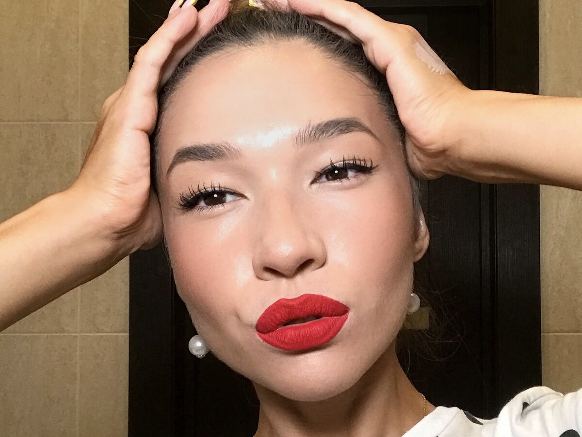 Чтобы тон хорошо ложился необходимо тщательно подготавливать кожу, тонизировать, увлажнять, питать и т.д. 