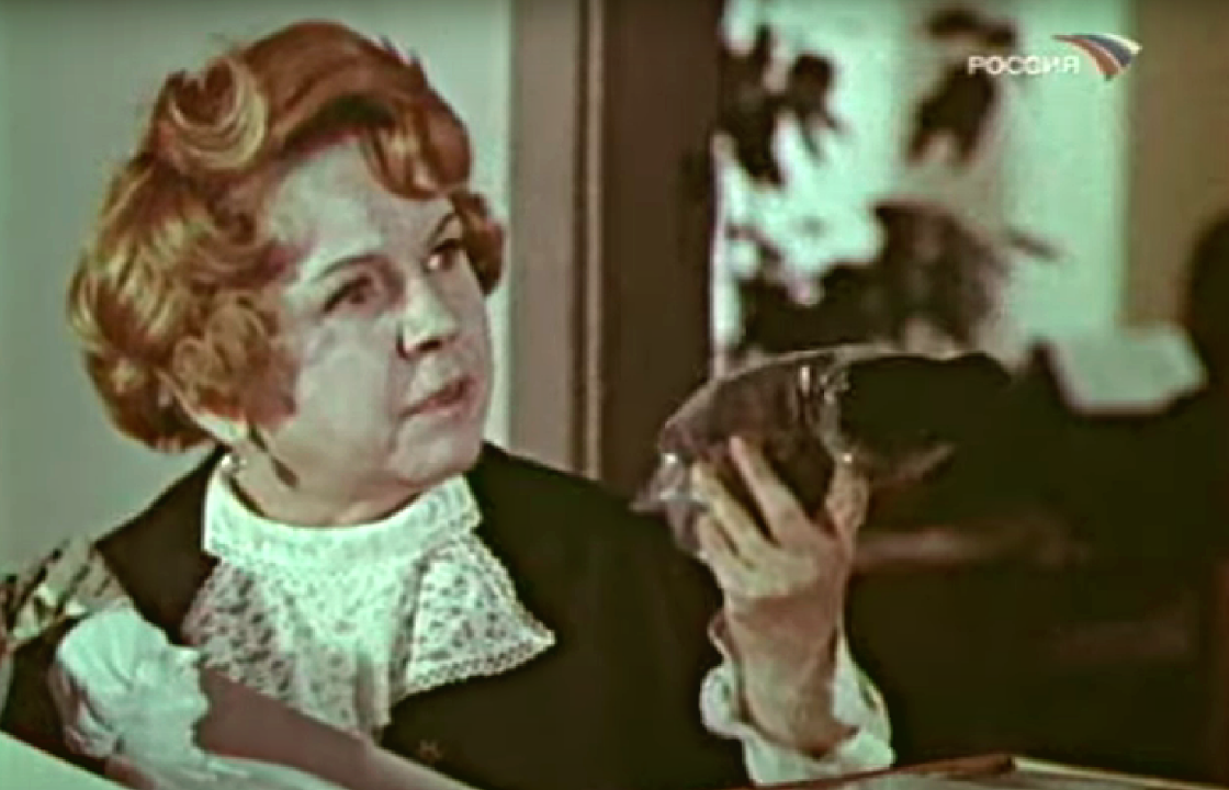 Сатирический киножурнал Фитиль №105 "Подарочный набор", 1971
В СССР не было рынка и конкуренции. Но "купить что-нибудь ненужное" тоже заставляли.
– А когда я сказала, что мне нужны только перчатки, что вы мне ответили? 
– Гражданка, перчатки отдельно не продаются. Только в подарочном наборе. 