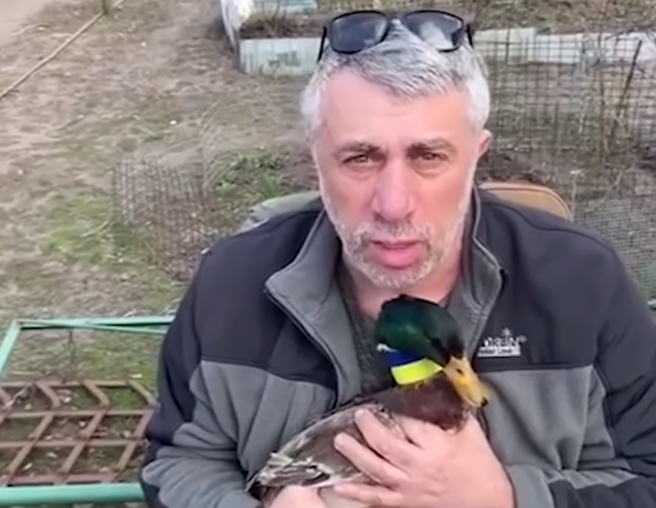 В руках у доктора Комаровского новое оружие "боевая утка". 