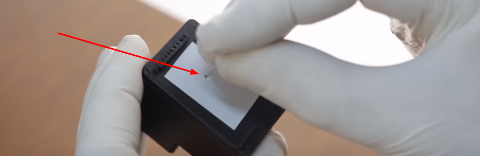 Делаем прокол в месте заправочного отверстия, чтобы воздух мог поступать в картридж.