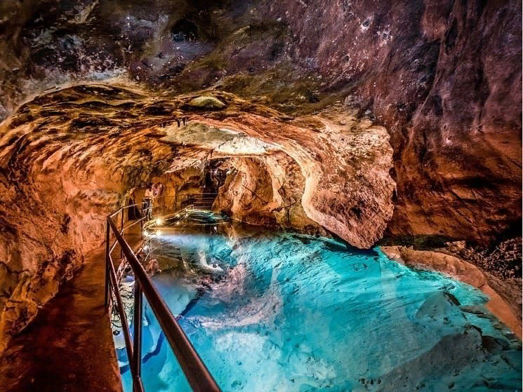 Aza cave. Дженоланские пещеры Австралия. Достопримечательности Австралии пещеры Дженолан. Пещеры Дженолан в Австралии краткое. Лагуна в пещере.
