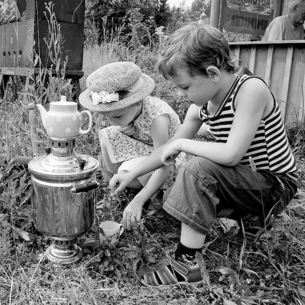 На фото: «У самовара я и моя (подруга) Маша». Автор Валерия Цыпилева.