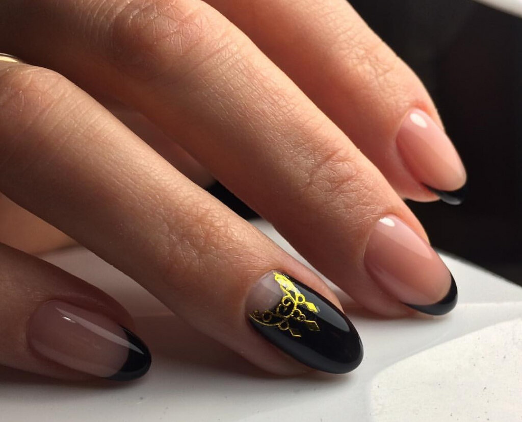 Дизайн ногтей черный френч с золотом
